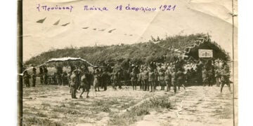 Φωτογραφία εορτασμού του Πάσχα στο μικρασιατικό μέτωπο, Γ΄ Μοίρα Αεροπλάνων. Από το αρχείο του Κωνσταντίνου Ποιμενίδη (πηγή: ΕΛΙΑ-ΜΙΕΤ / Θεσσαλονίκη)