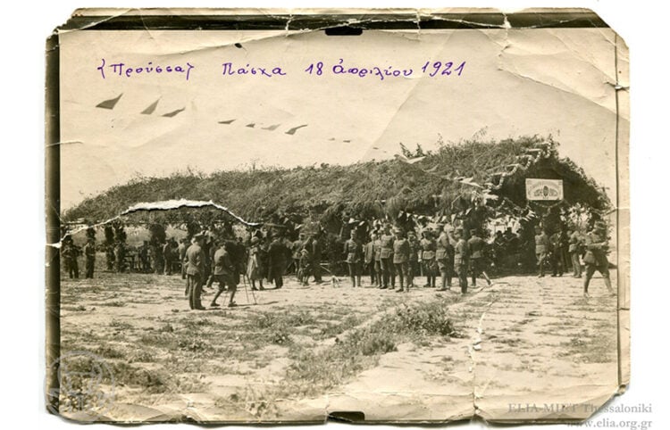 Φωτογραφία εορτασμού του Πάσχα στο μικρασιατικό μέτωπο, Γ΄ Μοίρα Αεροπλάνων. Από το αρχείο του Κωνσταντίνου Ποιμενίδη (πηγή: ΕΛΙΑ-ΜΙΕΤ / Θεσσαλονίκη)