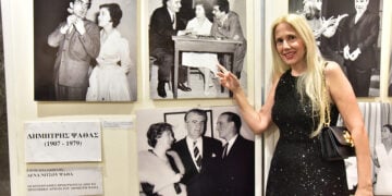 Η Λένα Νίτσου-Ψαθά φωτογραφίζεται μπροστά από την ιστορική φωτογραφία του Δημήτρη Ψαθά με τον πρωταγωνιστή της κωμωδίας του Εταιρεία Θαυμάτων Δημήτρη Χορν. Κάτω ο συγγραφέας εικονίζεται με τον πρωταγωνιστή της κωμωδίας του Ο εαυτούλης μου Νίκο Σταυρίδη (φωτ.: Μάνος Βλαστός)