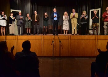 Η θεατρική ομάδα «Τέχνη και Δράση» του Αντώνη Περπινιά που ανέβασε την κωμωδία του Δ. Ψαθά «Μικροί Φαρισαίοι», στο φινάλε του έργου εισπράττοντας το θερμό χειροκρότημα του κοινού (φωτ.: Μάνος Βλαστός)