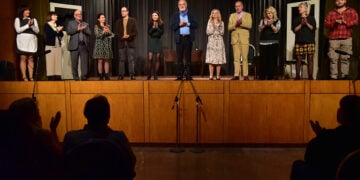 Η θεατρική ομάδα «Τέχνη και Δράση» του Αντώνη Περπινιά που ανέβασε την κωμωδία του Δ. Ψαθά «Μικροί Φαρισαίοι», στο φινάλε του έργου εισπράττοντας το θερμό χειροκρότημα του κοινού (φωτ.: Μάνος Βλαστός)