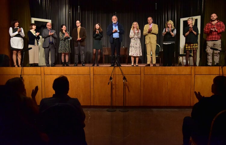 Η θεατρική ομάδα «Τέχνη και Δράση» του Αντώνη Περπινιά που ανέβασε την κωμωδία του Δ. Ψαθά «Μικροί Φαρισαίοι», στο φινάλε του έργου εισπράττοντας το θερμό χειροκρότημα του κοινού (φωτ.: Μάνος Βλαστός)