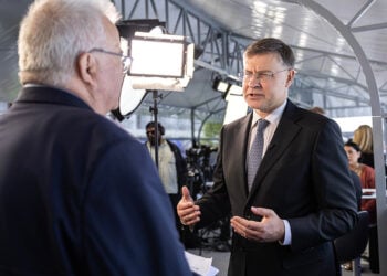 Ο Βάλντις Ντομπρόβσκις παραχωρεί συνέντευξη στον Μιχάλη Ψύλο, στο περιθώριο του Οικονομικού Φόρουμ των Δελφών (φωτ.: Ναυτεμπορική)