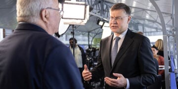 Ο Βάλντις Ντομπρόβσκις παραχωρεί συνέντευξη στον Μιχάλη Ψύλο, στο περιθώριο του Οικονομικού Φόρουμ των Δελφών (φωτ.: Ναυτεμπορική)