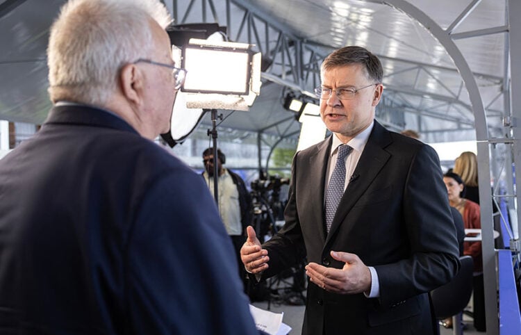 Ο Βάλντις Ντομπρόβσκις παραχωρεί συνέντευξη στον Μιχάλη Ψύλο, στο περιθώριο του Οικονομικού Φόρουμ των Δελφών (φωτ.: Ναυτεμπορική)