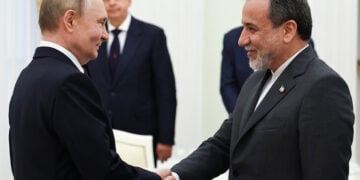 Πούτιν και Αραγτσί σε παλαιότερη συνάντηση (φωτ. αρχείου: EPA / Alexander Kazakov)