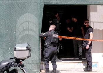 Αστυνομικοί έξω από τα γραφεία του ΕΦΚΑ στον Κεραμεικό, μετά τους πυροβολισμούς. Τρίτη 28 Απριλίου 2026 (φωτ.: ΑΠΕ-ΜΠΕ / Αλέξανδρος Βλάχος)