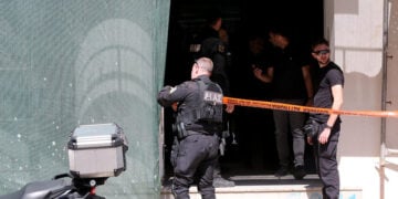 Αστυνομικοί έξω από τα γραφεία του ΕΦΚΑ στον Κεραμεικό, μετά τους πυροβολισμούς. Τρίτη 28 Απριλίου 2026 (φωτ.: ΑΠΕ-ΜΠΕ / Αλέξανδρος Βλάχος)