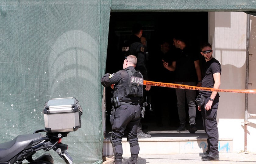 Αστυνομικοί έξω από τα γραφεία του ΕΦΚΑ στον Κεραμεικό, μετά τους πυροβολισμούς. Τρίτη 28 Απριλίου 2026 (φωτ.: ΑΠΕ-ΜΠΕ / Αλέξανδρος Βλάχος)