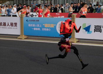 Ανδροειδές ρομπότ της Honor συμμετέχει στον δεύτερο ημιμαραθώνιο ανθρώπων και ανθρωποειδών στο Πεκίνο, στις 19 Απριλίου 2026. Κατέκτησε την πρώτη θέση καταγράφοντας εντυπωσιακή επίδοση (φωτ.: EPA / Andres Martinez Casares)