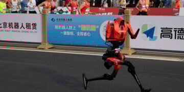 Ανδροειδές ρομπότ της Honor συμμετέχει στον δεύτερο ημιμαραθώνιο ανθρώπων και ανθρωποειδών στο Πεκίνο, στις 19 Απριλίου 2026. Κατέκτησε την πρώτη θέση καταγράφοντας εντυπωσιακή επίδοση (φωτ.: EPA / Andres Martinez Casares)