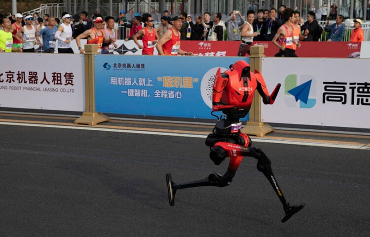 Ανδροειδές ρομπότ της Honor συμμετέχει στον δεύτερο ημιμαραθώνιο ανθρώπων και ανθρωποειδών στο Πεκίνο, στις 19 Απριλίου 2026. Κατέκτησε την πρώτη θέση καταγράφοντας εντυπωσιακή επίδοση (φωτ.: EPA / Andres Martinez Casares)