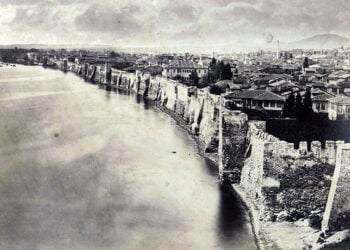 Τα θαλάσσια τείχη της Θεσσαλονίκης σε φωτογραφία του 1860 που εντοπίστηκε σε ουγγρικό αρχείο (η φωτ. κοσμεί την πρόσκληση της εκδήλωσης)