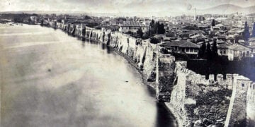 Τα θαλάσσια τείχη της Θεσσαλονίκης σε φωτογραφία του 1860 που εντοπίστηκε σε ουγγρικό αρχείο (η φωτ. κοσμεί την πρόσκληση της εκδήλωσης)
