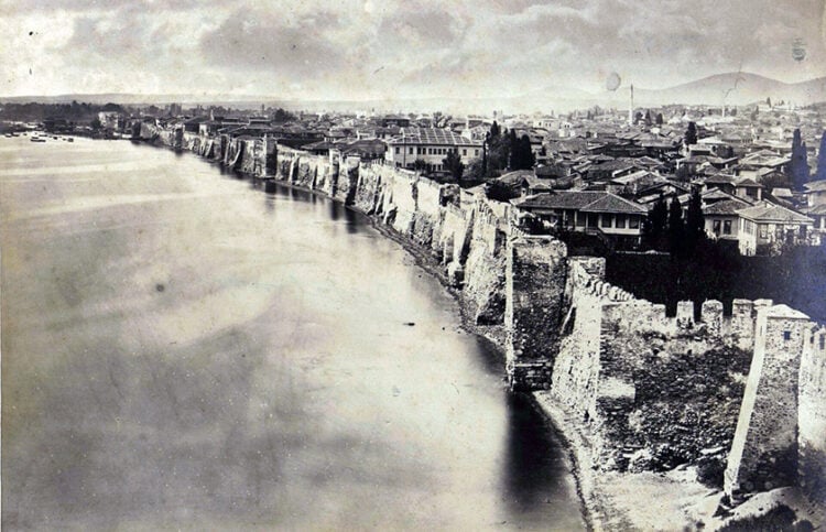 Τα θαλάσσια τείχη της Θεσσαλονίκης σε φωτογραφία του 1860 που εντοπίστηκε σε ουγγρικό αρχείο (η φωτ. κοσμεί την πρόσκληση της εκδήλωσης)