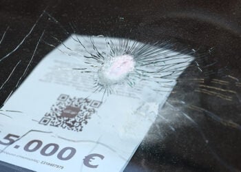 Τρύπα από τη σφαίρα που καρφώθηκε σε αυτοκίνητο, στην επιχείρηση που βρίσκεται επί της οδού Βασιλίσσης Όλγας στη Θεσσαλονίκη. Δευτέρα 20 Απριλίου 2026 (φωτ.: EUROKINISSI / Ραφαήλ Γεωργιάδης)