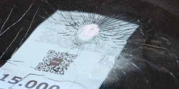 Τρύπα από τη σφαίρα που καρφώθηκε σε αυτοκίνητο, στην επιχείρηση που βρίσκεται επί της οδού Βασιλίσσης Όλγας στη Θεσσαλονίκη. Δευτέρα 20 Απριλίου 2026 (φωτ.: EUROKINISSI / Ραφαήλ Γεωργιάδης)