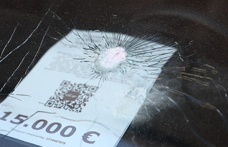 Τρύπα από τη σφαίρα που καρφώθηκε σε αυτοκίνητο, στην επιχείρηση που βρίσκεται επί της οδού Βασιλίσσης Όλγας στη Θεσσαλονίκη. Δευτέρα 20 Απριλίου 2026 (φωτ.: EUROKINISSI / Ραφαήλ Γεωργιάδης)