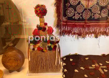 Χειροποίητη σκούπα στολισμένη, σε προθήκη του Εθνολογικού Μουσείου Θράκης (φωτ.: Γεωργία Βορύλλα)