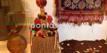 Χειροποίητη σκούπα στολισμένη, σε προθήκη του Εθνολογικού Μουσείου Θράκης (φωτ.: Γεωργία Βορύλλα)