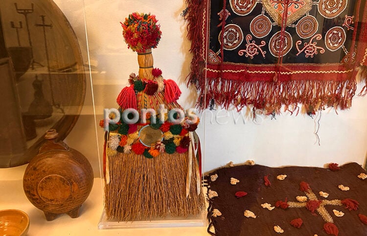 Χειροποίητη σκούπα στολισμένη, σε προθήκη του Εθνολογικού Μουσείου Θράκης (φωτ.: Γεωργία Βορύλλα)