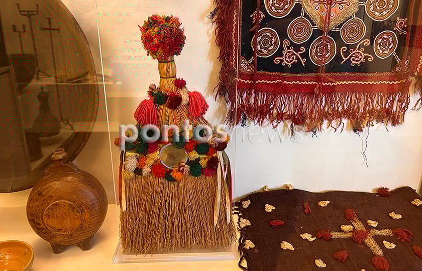 Χειροποίητη σκούπα στολισμένη, σε προθήκη του Εθνολογικού Μουσείου Θράκης (φωτ.: Γεωργία Βορύλλα)