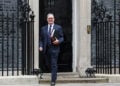 Ο Κιρ Στάρμερ αποχωρεί από την επίσημη κατοικία του στην Ντάουνινγκ Στριτ, για να μεταβεί στη Βουλή και να συμμετάσχει στην Ώρα του Πρωθυπουργού. 15 Απριλίου 2026 (φωτ.: EPA / Neil Hall)
