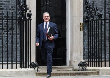 Ο Κιρ Στάρμερ αποχωρεί από την επίσημη κατοικία του στην Ντάουνινγκ Στριτ, για να μεταβεί στη Βουλή και να συμμετάσχει στην Ώρα του Πρωθυπουργού. 15 Απριλίου 2026 (φωτ.: EPA / Neil Hall)