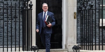 Ο Κιρ Στάρμερ αποχωρεί από την επίσημη κατοικία του στην Ντάουνινγκ Στριτ, για να μεταβεί στη Βουλή και να συμμετάσχει στην Ώρα του Πρωθυπουργού. 15 Απριλίου 2026 (φωτ.: EPA / Neil Hall)