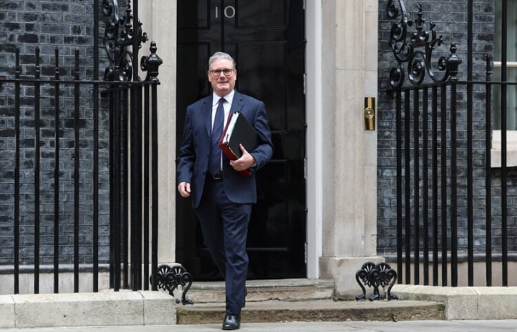 Ο Κιρ Στάρμερ αποχωρεί από την επίσημη κατοικία του στην Ντάουνινγκ Στριτ, για να μεταβεί στη Βουλή και να συμμετάσχει στην Ώρα του Πρωθυπουργού. 15 Απριλίου 2026 (φωτ.: EPA / Neil Hall)