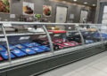 Άδεια βιτρίνα στο τμήμα κρεοπωλείου σε σουπερμάρκετ της Μυτιλήνης (φωτ.: stonisi.gr)