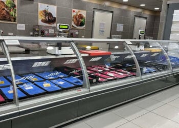 Άδεια βιτρίνα στο τμήμα κρεοπωλείου σε σουπερμάρκετ της Μυτιλήνης (φωτ.: stonisi.gr)