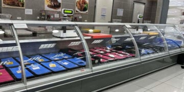 Άδεια βιτρίνα στο τμήμα κρεοπωλείου σε σουπερμάρκετ της Μυτιλήνης (φωτ.: stonisi.gr)