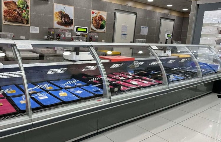 Άδεια βιτρίνα στο τμήμα κρεοπωλείου σε σουπερμάρκετ της Μυτιλήνης (φωτ.: stonisi.gr)