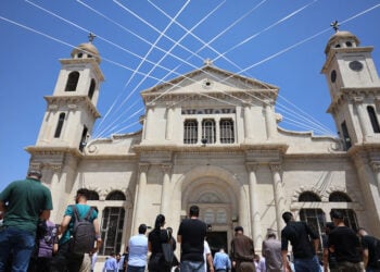 Σύροι χριστιανοί θρηνούν τα θύματα της επίθεσης του Ισλαμικού Κράτους στο ναό του Αγίου Ηλία στη συνοικία Νταουίλα της Δαμασκού, στις 22 Ιουνίου 2025. Προσεύχονται στο ναό του Τιμίου Σταυρού, στη συνοικία Αλ-Κάσαα (φωτ.: EPA / Mohammed al Rifai)