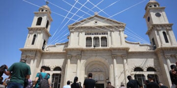 Σύροι χριστιανοί θρηνούν τα θύματα της επίθεσης του Ισλαμικού Κράτους στο ναό του Αγίου Ηλία στη συνοικία Νταουίλα της Δαμασκού, στις 22 Ιουνίου 2025. Προσεύχονται στο ναό του Τιμίου Σταυρού, στη συνοικία Αλ-Κάσαα (φωτ.: EPA / Mohammed al Rifai)