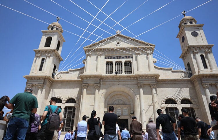 Σύροι χριστιανοί θρηνούν τα θύματα της επίθεσης του Ισλαμικού Κράτους στο ναό του Αγίου Ηλία στη συνοικία Νταουίλα της Δαμασκού, στις 22 Ιουνίου 2025. Προσεύχονται στο ναό του Τιμίου Σταυρού, στη συνοικία Αλ-Κάσαα (φωτ.: EPA / Mohammed al Rifai)