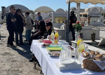 Κυριακή του Θωμά στο κοιμητήριο του Αγίου Κωνσταντίνου Αγρινίου, για το ταφικό έθιμο. 19 Απριλίου 2026 (φωτ.: agrinionews.gr)