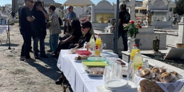 Κυριακή του Θωμά στο κοιμητήριο του Αγίου Κωνσταντίνου Αγρινίου, για το ταφικό έθιμο. 19 Απριλίου 2026 (φωτ.: agrinionews.gr)