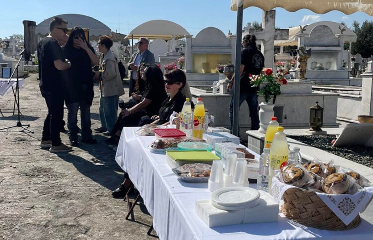 Κυριακή του Θωμά στο κοιμητήριο του Αγίου Κωνσταντίνου Αγρινίου, για το ταφικό έθιμο. 19 Απριλίου 2026 (φωτ.: agrinionews.gr)