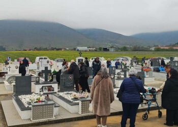 Δευτέρα του Πάσχα στο κοιμητήριο στα Αλωνάκια Κοζάνης, για το ταφικό έθιμο. 13 Απριλίου 2026 (φωτ.: ΕΡΤ Κοζάνης / Δέσποινα Αμαραντίδου)