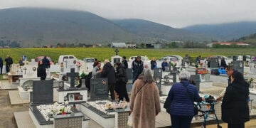 Δευτέρα του Πάσχα στο κοιμητήριο στα Αλωνάκια Κοζάνης, για το ταφικό έθιμο. 13 Απριλίου 2026 (φωτ.: ΕΡΤ Κοζάνης / Δέσποινα Αμαραντίδου)