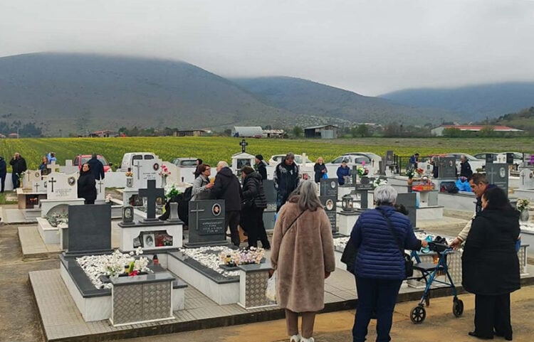 Δευτέρα του Πάσχα στο κοιμητήριο στα Αλωνάκια Κοζάνης, για το ταφικό έθιμο. 13 Απριλίου 2026 (φωτ.: ΕΡΤ Κοζάνης / Δέσποινα Αμαραντίδου)