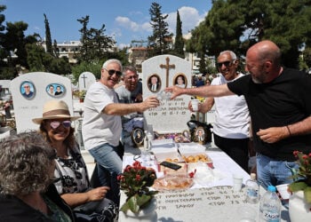 Ταφικό έθιμο των Ποντίων με γλέντι πλάι στους νεκρούς στο κοιμητήριο των Σουρμένων, Κυριακή του Θωμά 19 Απριλίου 2026 (φωτ.: EUROKINISSI / Γιάννης Παναγόπουλος)