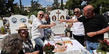 Ταφικό έθιμο των Ποντίων με γλέντι πλάι στους νεκρούς στο κοιμητήριο των Σουρμένων, Κυριακή του Θωμά 19 Απριλίου 2026 (φωτ.: EUROKINISSI / Γιάννης Παναγόπουλος)