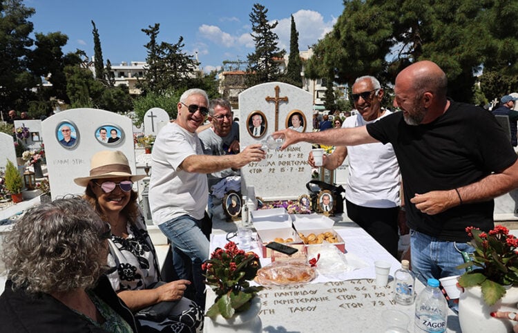 Ταφικό έθιμο των Ποντίων με γλέντι πλάι στους νεκρούς στο κοιμητήριο των Σουρμένων, Κυριακή του Θωμά 19 Απριλίου 2026 (φωτ.: EUROKINISSI / Γιάννης Παναγόπουλος)