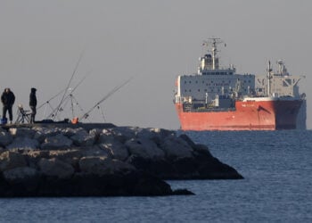 Δεξαμενόπλοιο που μεταφέρει πετρέλαιο αγκυροβολημένο στον κόλπο του Φος-σι-Μερ, στη νότια Γαλλία (φωτ.: EPA / Guillaume Horcajuelo)