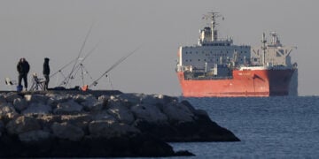 Δεξαμενόπλοιο που μεταφέρει πετρέλαιο αγκυροβολημένο στον κόλπο του Φος-σι-Μερ, στη νότια Γαλλία (φωτ.: EPA / Guillaume Horcajuelo)