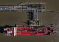 Εκφόρτωση καυσίμων στο Navigator Terminal στο Grays της Βρετανίας (φωτ.: EPA / Neil Hall)