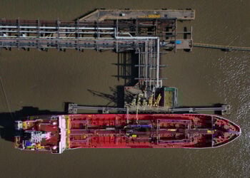 Εκφόρτωση καυσίμων στο Navigator Terminal στο Grays της Βρετανίας (φωτ.: EPA / Neil Hall)